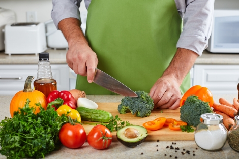 Vrouw snijdt groente en fruit