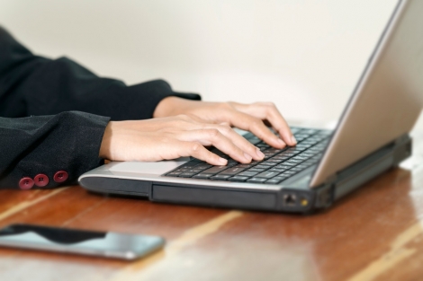 Vrouw typt op laptop