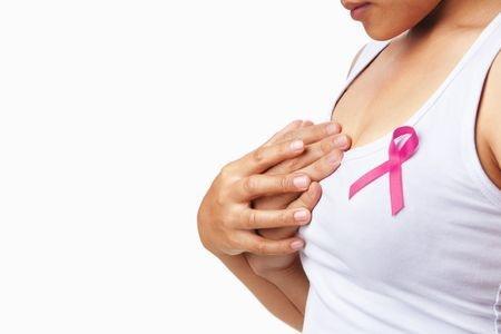 Een vrouw met een pink ribbon, het teken in de strijd tegen borstkanker