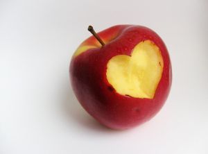 Een liefdevolle hap uit een appel
