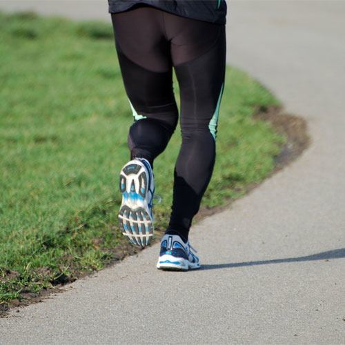 Vrouw die aan het hardlopen is. 5 tot 10 minuten per dag is voldoende. 