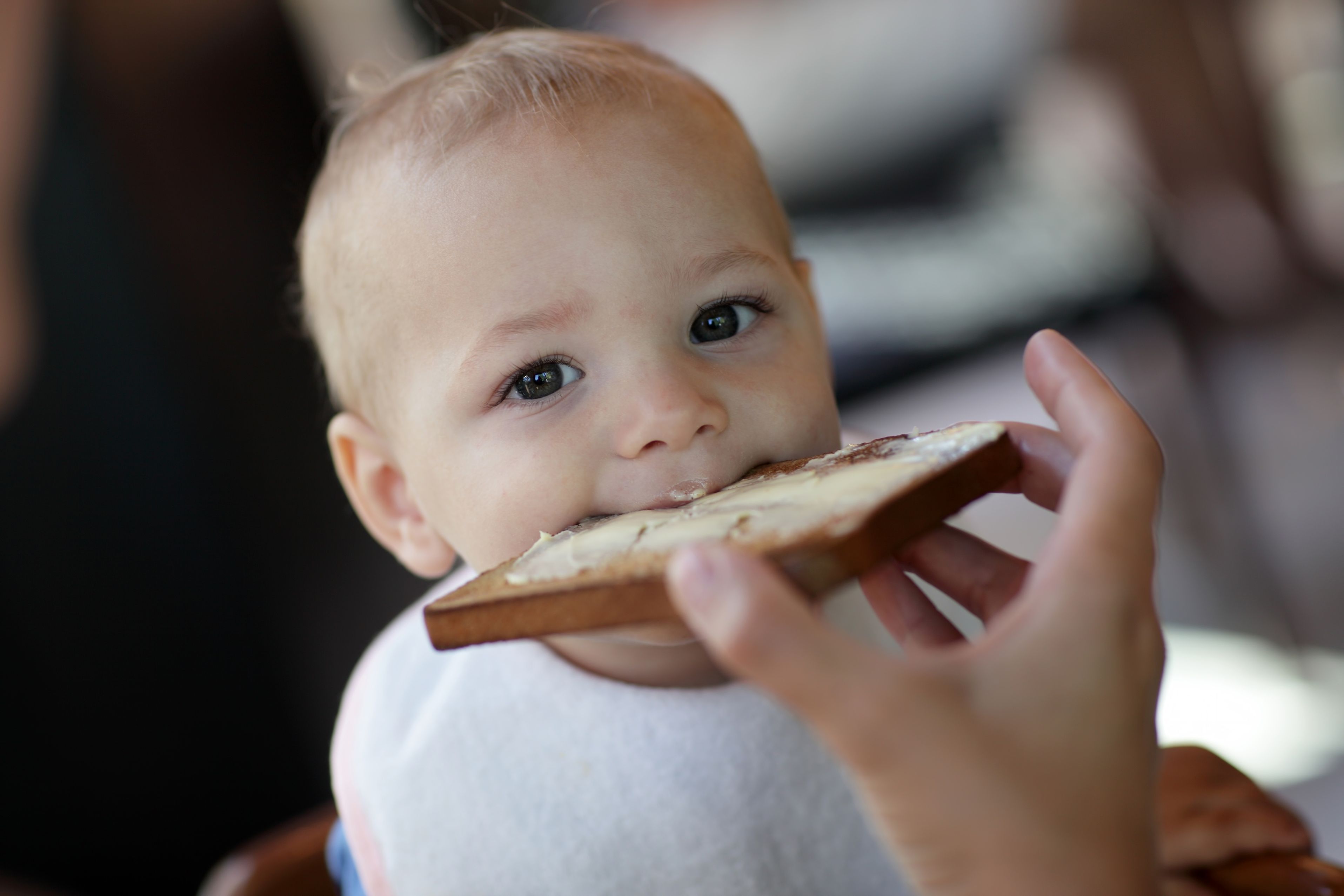 Дети едят масло. Хлеб для детей. Бутерброды для детей. Масло сливочное для детей. Бутерброд с маслом ест ребенок.